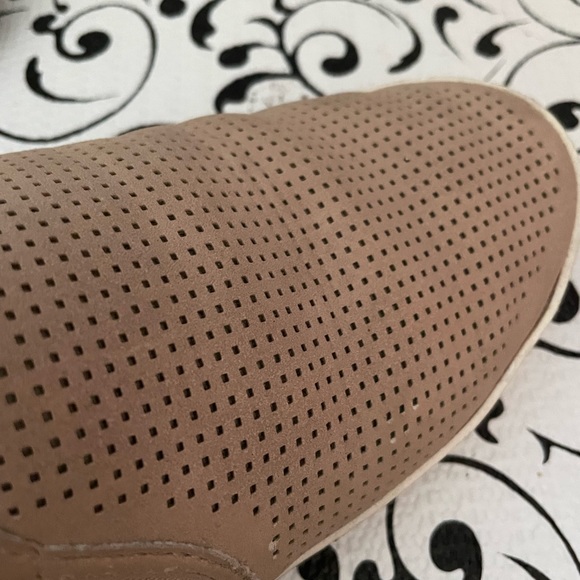 Ladies slip on shoes. Size 5. Pink - Picture 4 of 4